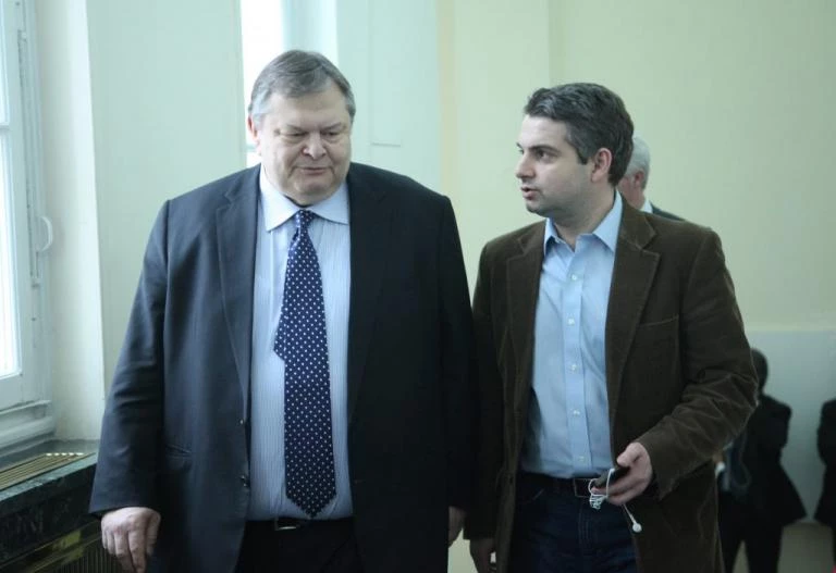 Στα «μαχαίρια» Βενιζέλος – Κωνσταντινόπουλος για την αναδοχή από ομόφυλα ζευγάρια